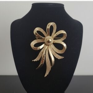 Monet Gold-Tone Bow Brooch – Vintage Designer Statement 🎀
